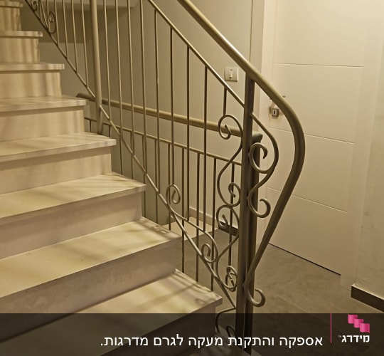 מעקה מתכת מעוצב מברזל עם עיטורים למדרגות פנים